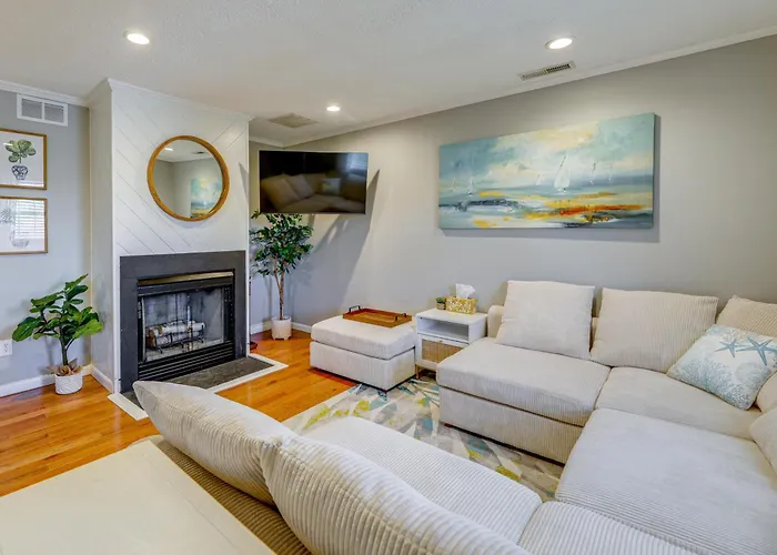 Holiday home Bright & Airy Condo: Walk To Beach/boardwalk!