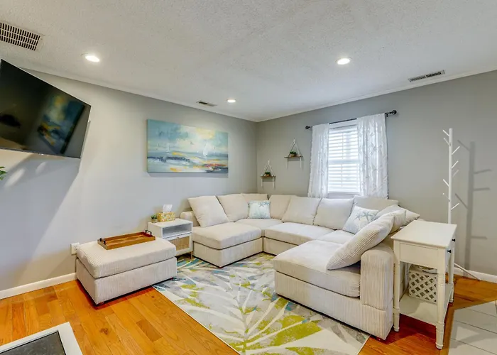 Bright & Airy Condo: Walk To Beach/boardwalk! *