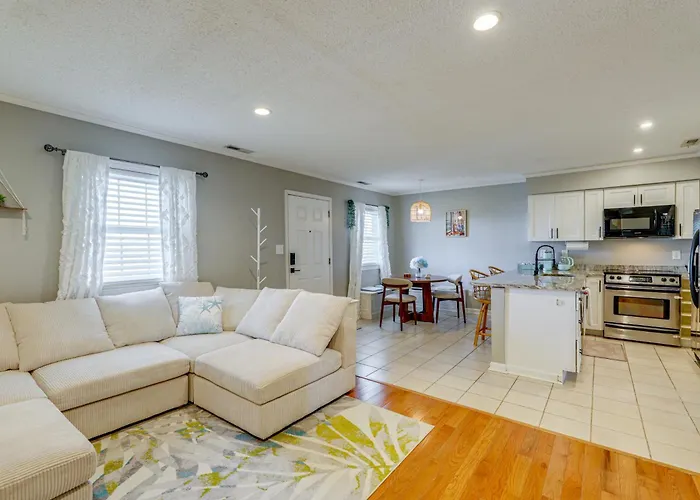 Holiday home Bright & Airy Condo: Walk To Beach/boardwalk!