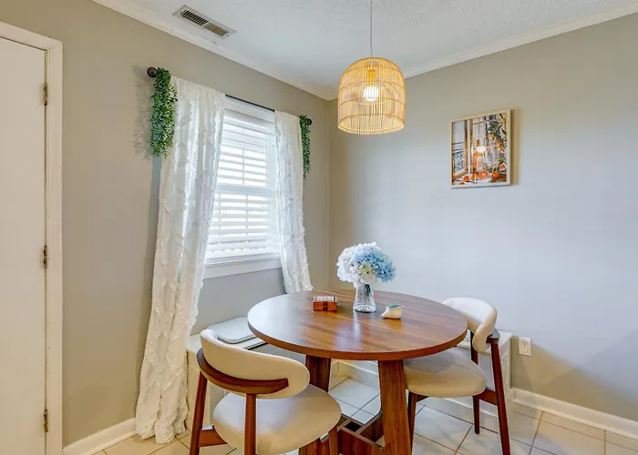 Holiday home Bright & Airy Condo: Walk To Beach/boardwalk! *