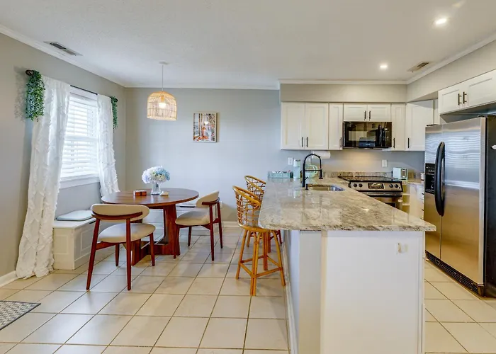 Holiday home Bright & Airy Condo: Walk To Beach/boardwalk!
