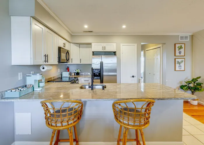 Holiday home Bright & Airy Condo: Walk To Beach/boardwalk! Ocean City