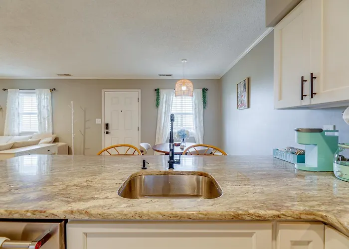 Bright & Airy Condo: Walk To Beach/boardwalk! Holiday home