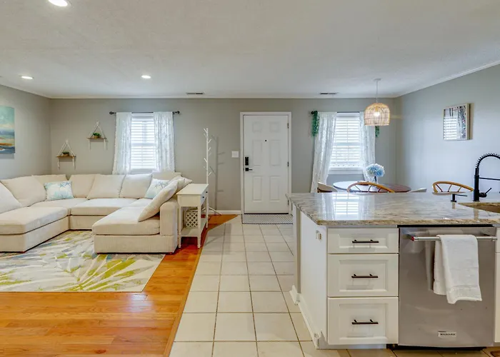 Holiday home Bright & Airy Condo: Walk To Beach/boardwalk!
