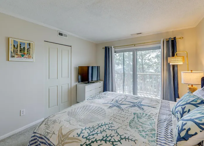 Holiday home Bright & Airy Condo: Walk To Beach/boardwalk! *