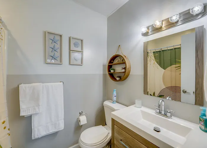 Bright & Airy Condo: Walk To Beach/boardwalk! Holiday home
