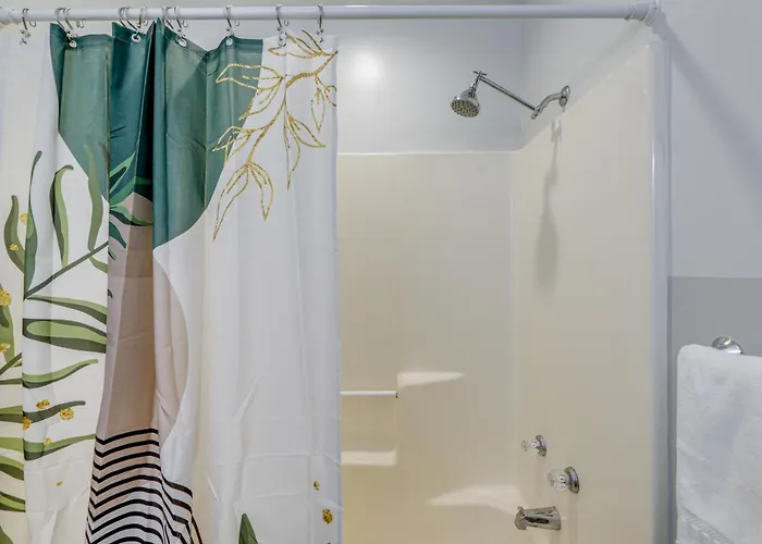 Bright & Airy Condo: Walk To Beach/boardwalk! Holiday home *