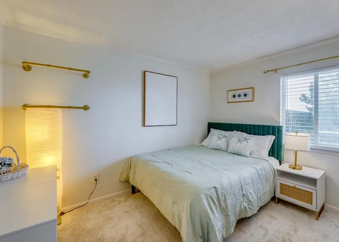 Holiday home Bright & Airy Condo: Walk To Beach/boardwalk! *