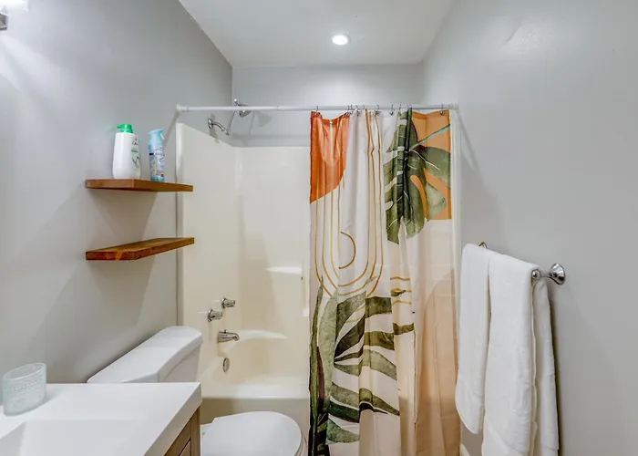 Bright & Airy Condo: Walk To Beach/boardwalk!